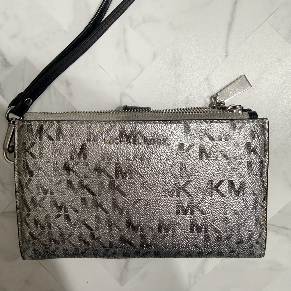 MK Adele logo smartphone wallet